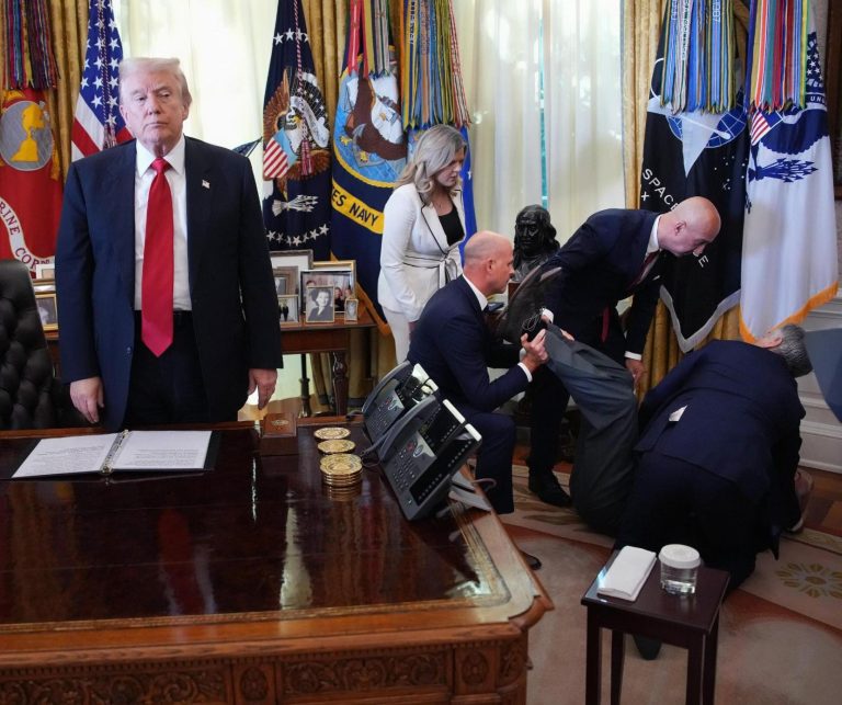 Moment şocant în Biroul Oval, de faţă cu Donald Trump. Un bărbat s-a prăbuşit chiar când se vorbea despre medicamente! VIDEO