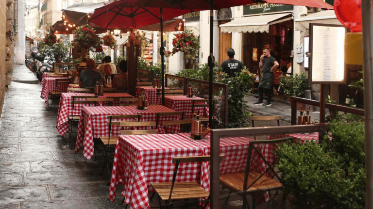 Orașul din Europa căutat de 15 milioane de turişti anual, printre care şi români, închide terasele din centru!