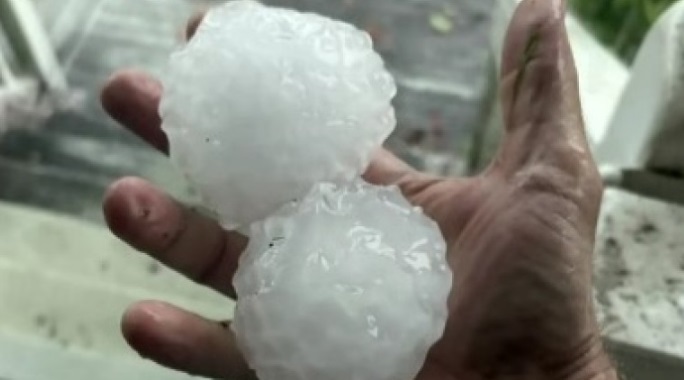 Zona în care grindina cât oul de struţ a lovit puternic. Peste 95.000 de locuințe au rămas fără curent