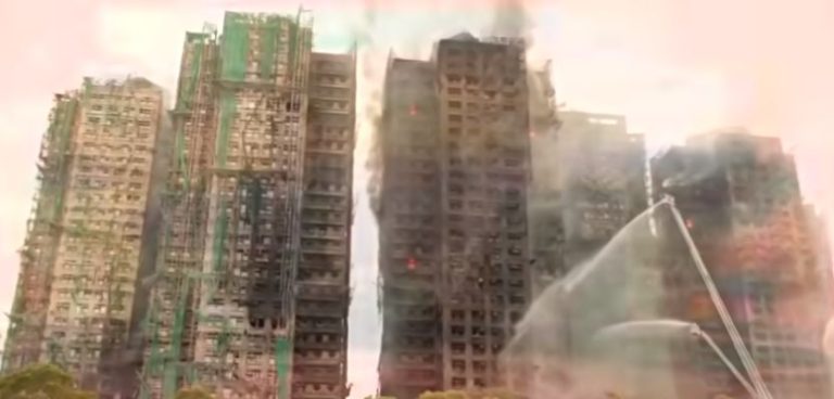 „Este sfâşietor”. Incendiul devastator din Hong Kong încă nu a fost stins. Cel puțin 44 de morți, sute de persoane date dispărute – VIDEO