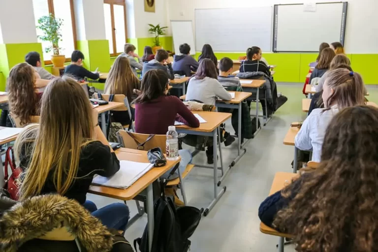 Sindicatele din Educație acuză Guvernul: vrea să distrugă învățământul de stat și să promoveze școlile private