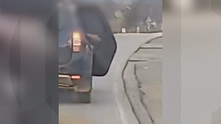 Momentul şocant în care un tânăr se aruncă dintr-o maşină aflată în mers. Care este situaţia lui medicală. VIDEO