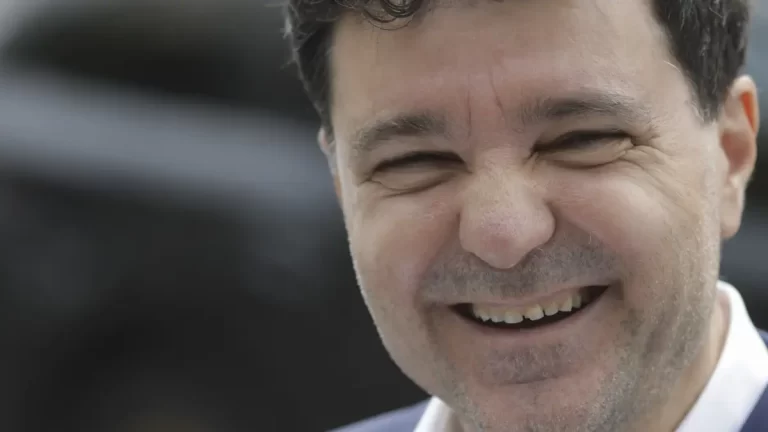 „Sistemul” cade, Nicușor Dan aplaudă miștourile lui Trump