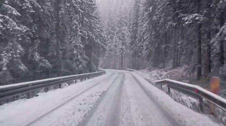 Ninge în România, drumarii intervin pentru curățarea drumurilor. Vreme rece și ploi în toată țara. Cele mai afectate zone