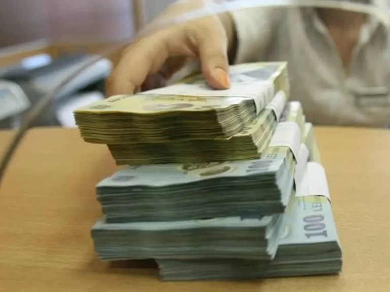 Economia se prăbușește, dar băncile și afacerile cu energia obțin profituri imense