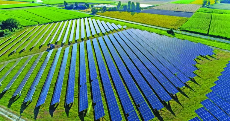 Prețurile mari la energie atrag ”hienele”. Statul vrea să taie prosumatorii ca să câștige companiile