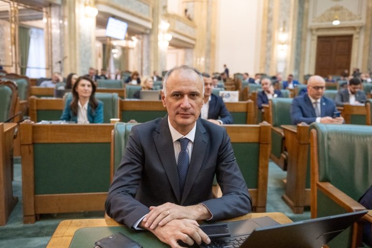 Surse: Cine ar putea fi viitorul ministru al Apărării. E un apropiat al lui Dominic Fritz