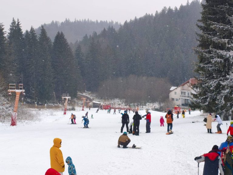 Se schiază în Poiana Brașov/Au fost deschise pârtiile Bradul și Stadion