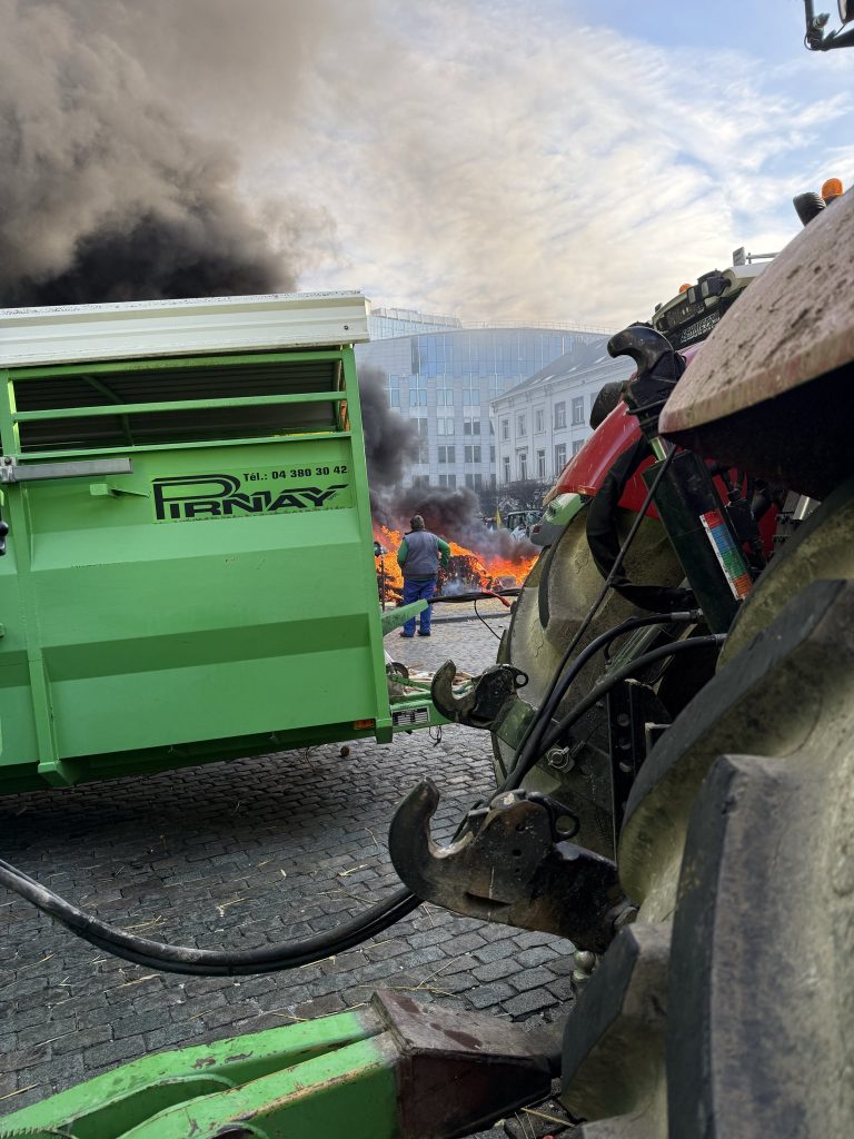 LIVE VIDEO. Haos la Bruxelles! Mii de fermieri în stradă, încăierări cu poliția. Europarlamentar român: „Protestatarii așteptau să discute cu cineva, nu cu forțele de ordine”