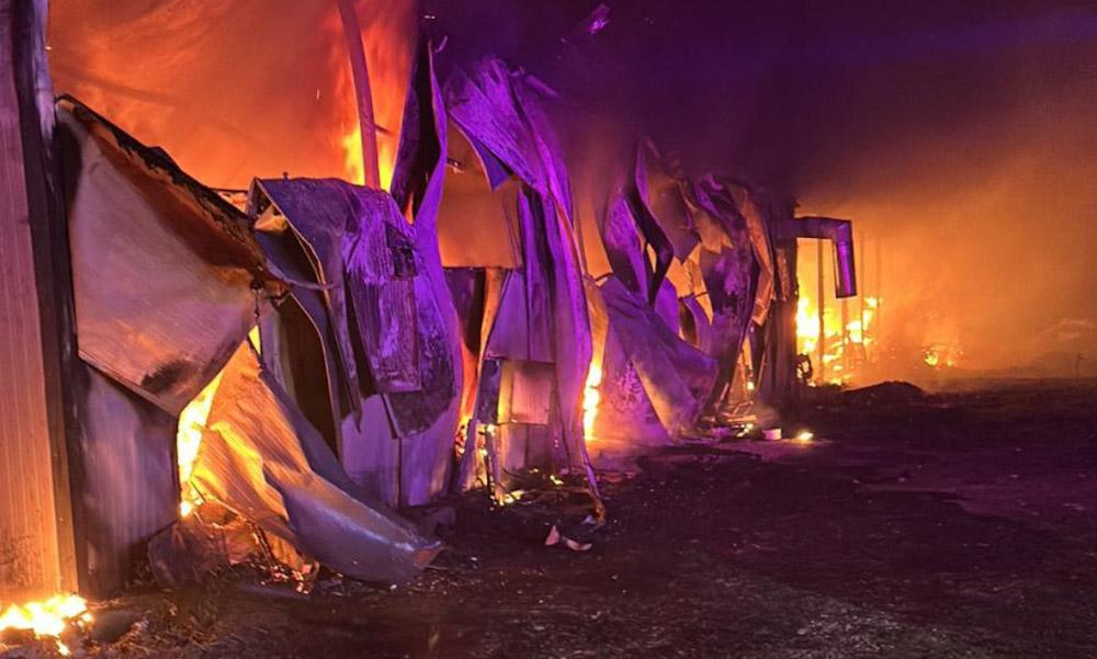 Incendiu puternic la o hală din Argeș. Mai multe echipaje de pompieri trimise la fața locului – VIDEO - Ziarul National