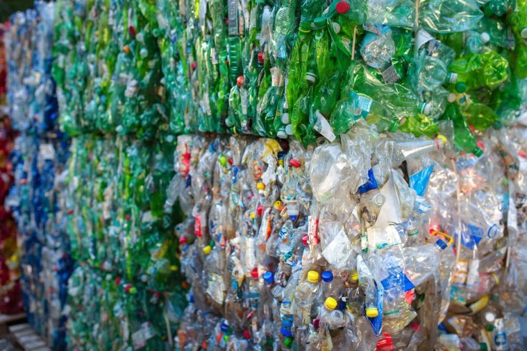 Criză în reciclarea plasticului: UE strânge șurubul importurilor ieftine după închiderea fabricilor