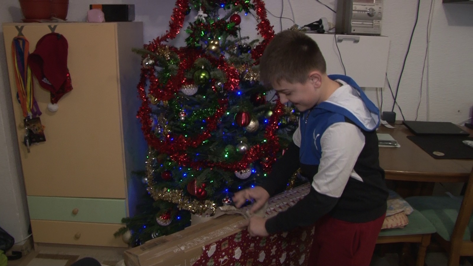 Fundația Dan Voiculescu pentru Dezvoltarea României și Moș Crăciun au ajuns, în prag de sărbători, în casa supercampionului României la aritmetică mentală, Karlos Tănăsucă - Ziarul National