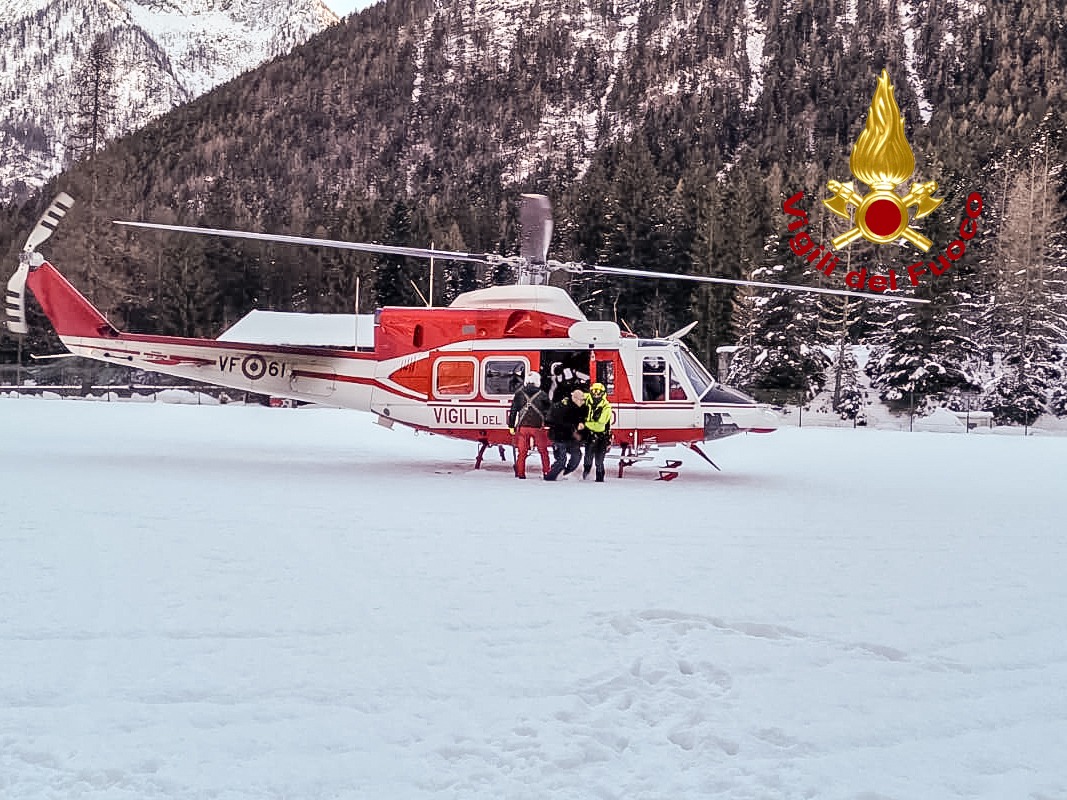 BREAKING NEWS. Update. Accident de telecabină în Italia: patru răniți/Circa 100 de oameni evacuați cu elicopterul de la 2.800 de metri altitudine – VIDEO - Ziarul National