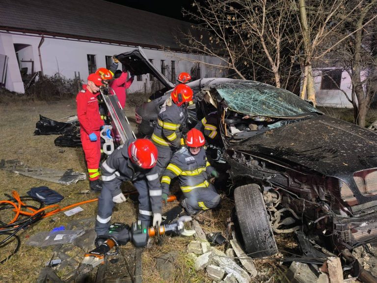 Tragedie de proporţii în a doua zi de Crăciun! Doi tineri au murit după ce două maşini s-au ciocnit violent într-o comună din Bistrița-Năsăud