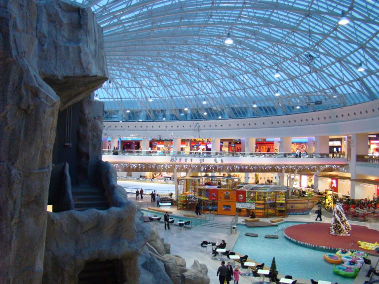 Românii au dat fuga la fast-food chiar şi pe 25 decembrie. Cum te poţi distra în marile oraşe din România, în zilele de Crăciun