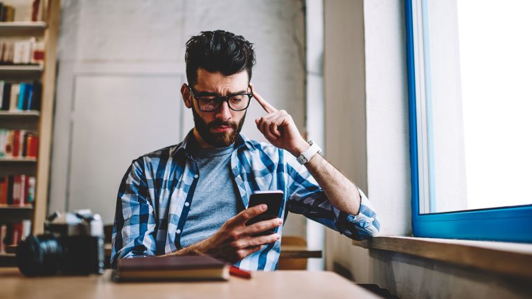 De ce avertizează medicii să nu atingem smartphone-ul în primele 60 de minute după trezire. Cum este afectat creierul