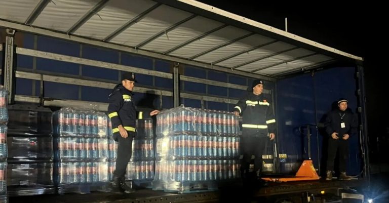 Guvernul s-a „trezit”, în ultimul ceas, şi trimite 50.000 de litri de apă potabilă îmbuteliată în judeţele Prahova şi Dâmbovița