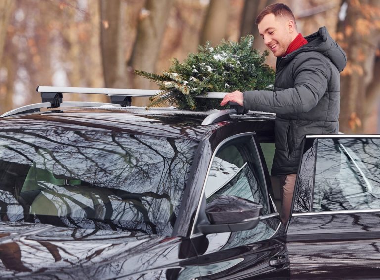 Cum să transporţi corect bradul de Crăciun cu maşina, ca să nu-ţi iei amendă. Pentru abateri, amenzile sunt usturătoare