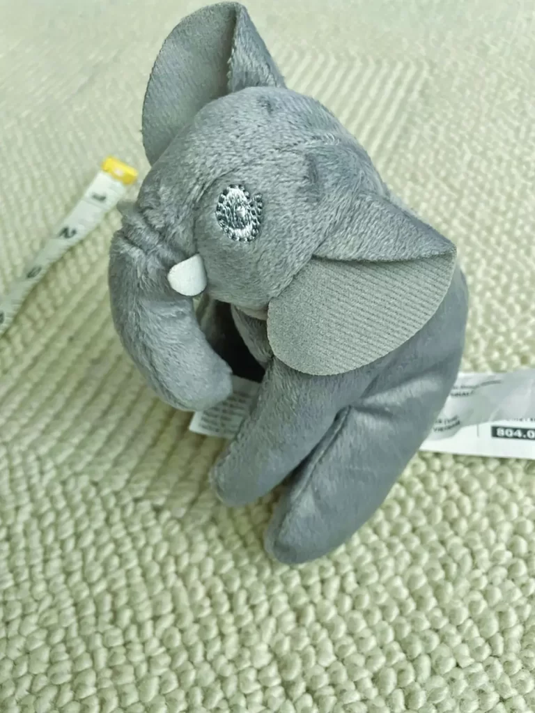 Absurditățile pieței unice europene. Eticheta, mai lungă decât jucăria