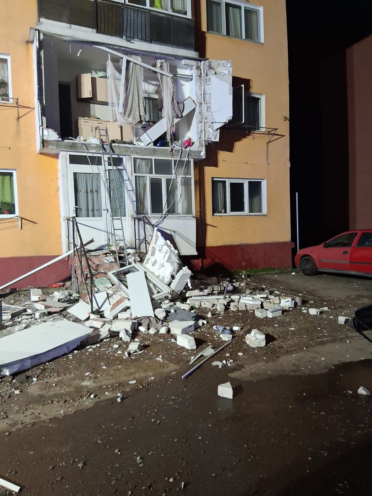 Explozie într-un bloc din Bihor: O femeie rănită și un balcon prăbușit. Cauza deflagrației - Ziarul National