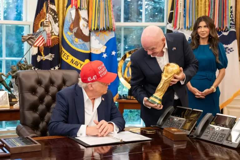 Scandal: șeful FIFA îl premiază pe Donald Trump!