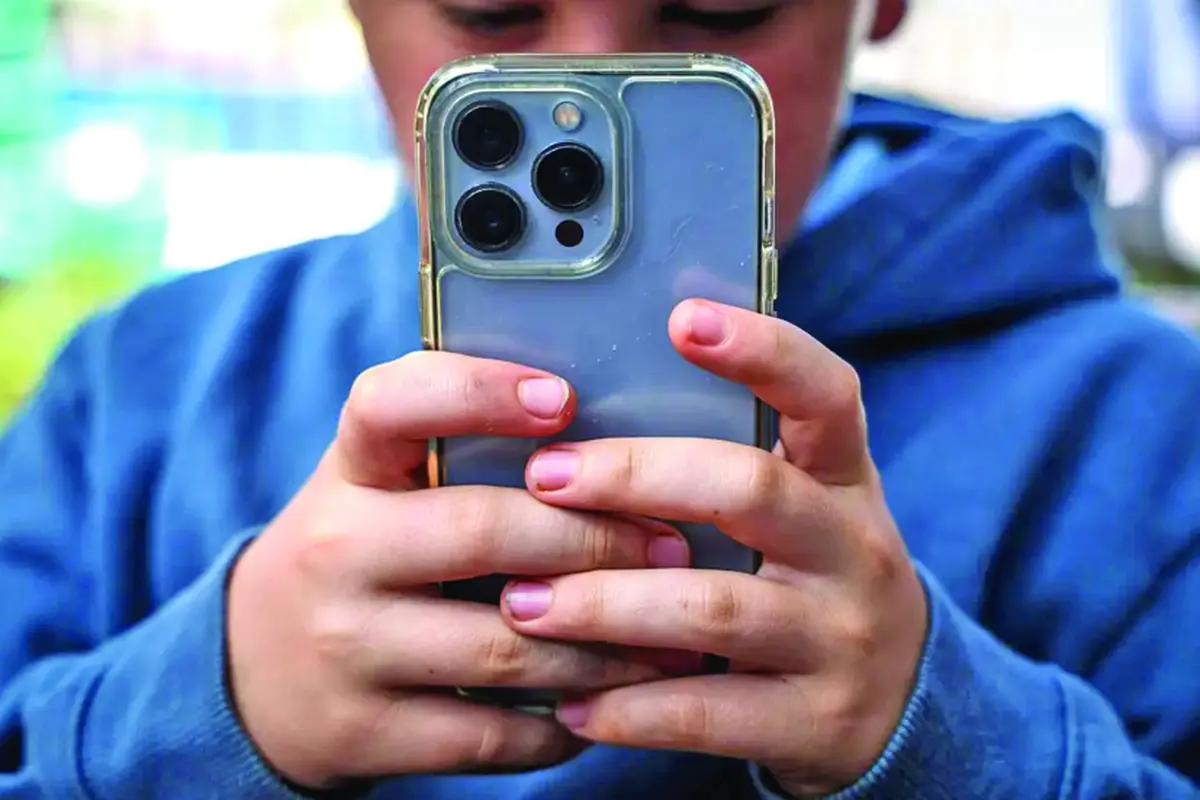 Platformele online urmăresc minorii. Estimarea vârstei prin selfie, în plină expansiune - Ziarul National