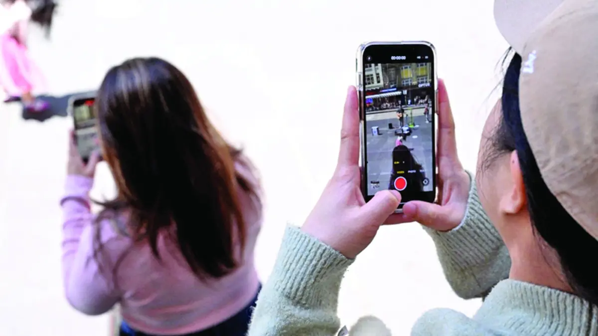 Platformele online urmăresc minorii. Estimarea vârstei prin selfie, în plină expansiune - Ziarul National