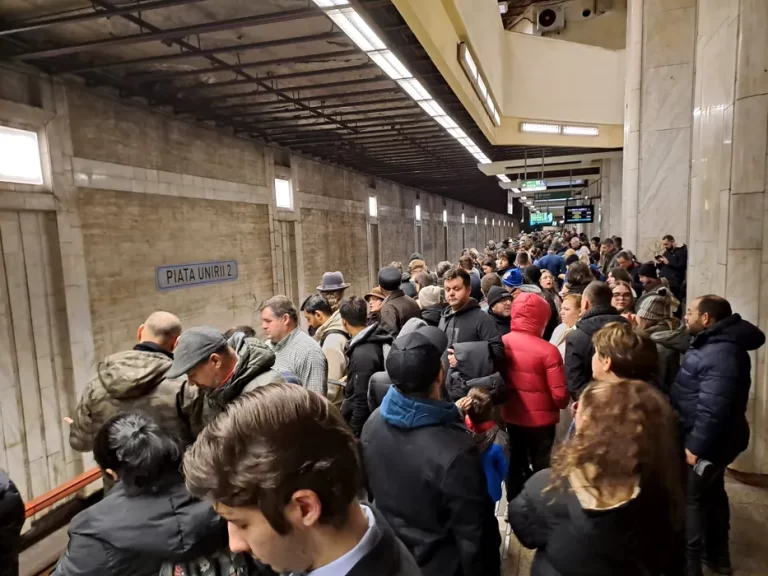 Aglomerație uriașă la stația de metrou Unirii/Oamenii s-au înghesuit să poată ajunge să vadă tradiționala paradă de 1 Decembrie – VIDEO