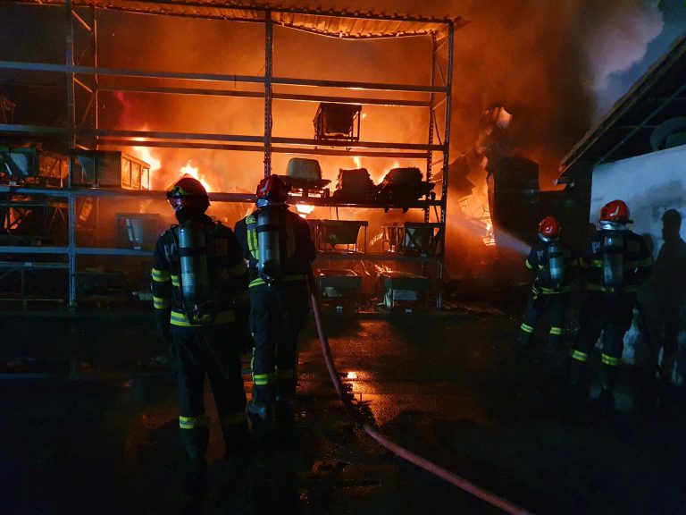 Incendiu puternic la o hală din Sălaj. Intervenție de amploare a pompierilor: 11 autospeciale trimise la fața locului