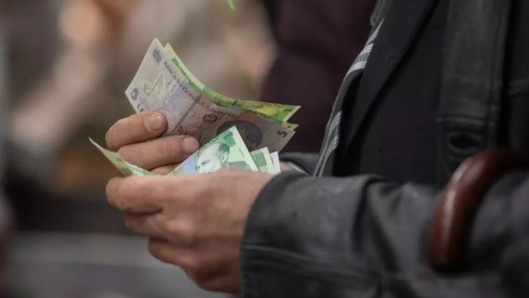 De necrezut, dar adevărat: pensionarii români se împrumută la CAR pentru masa de Crăciun!