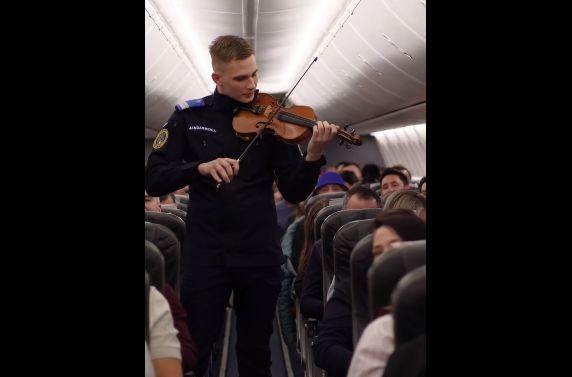 VIDEO. Moment emoționant, la 10.000 de metri altitudine. Un jandarm a cântat la vioară, în avion, imnul României - Ziarul National