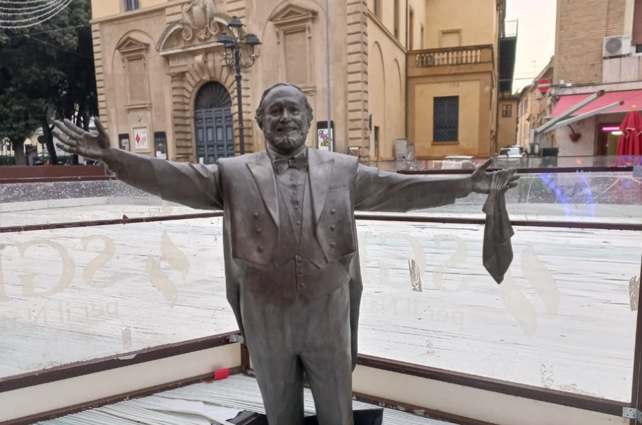 Scandal în Ialia: Statuia lui Luciano Pavarotti, transformată în „decor” de patinoar - Ziarul National