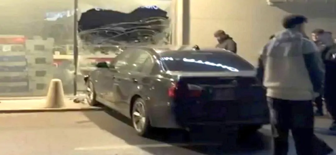 VIDEO. Un șofer care făcea drifturi a ajuns cu mașina în vitrina unui magazin. Cum a fost sancționat tânărul - Ziarul National