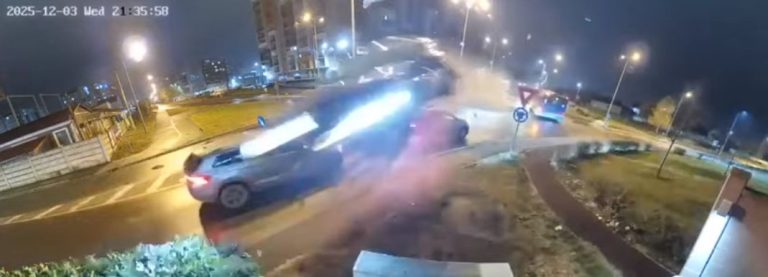 Imagini incredibile! O mașină a zburat ca o rachetă peste un sens giratoriu, în Oradea – VIDEO