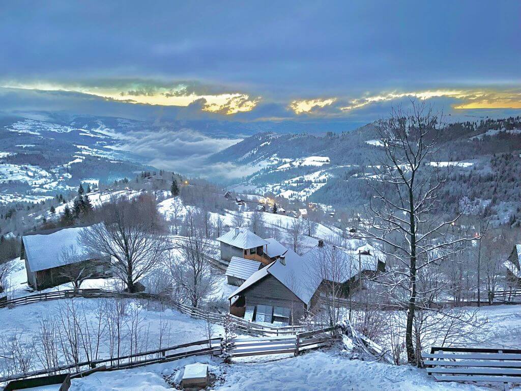 Criza din buzunarele românilor s-a văzut şi în pensiunile de la munte. Micii antreprenori au rămas fără turişti, iar hotelurile negociază tarifele cu clienţii - Ziarul National