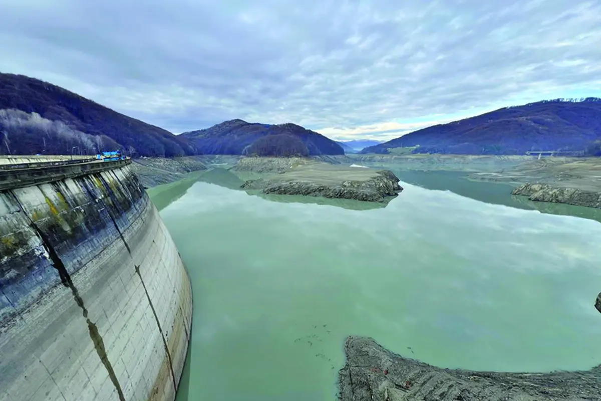 MINCIUNILE ies la suprafață. Ministerul Mediului REPARĂ ABIA ACUM rezerva de apă din zona Paltinu - Ziarul National MINCIUNILE ies la suprafață. Ministerul Mediului REPARĂ ABIA ACUM rezerva de apă din zona Paltinu - Ziarul National