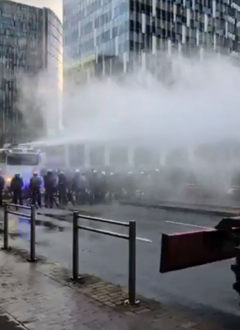UPDATE. Tensiuni uriașe în stradă, la Bruxelles! Poliția intervine cu tunuri cu apă şi gaze lacrimogene împotriva fermierilor care protestează – VIDEO - Ziarul National UPDATE. Tensiuni uriașe în stradă, la Bruxelles! Poliția intervine cu tunuri cu apă şi gaze lacrimogene împotriva fermierilor care protestează – VIDEO - Ziarul National