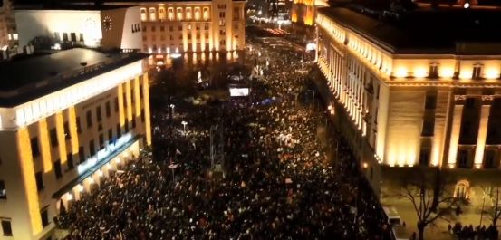 Proteste în Bulgaria! Zeci de mii de oameni au ieșit în stradă pentru a cere demisia guvernului: „Plecați!” – VIDEO - Ziarul National