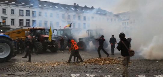 UPDATE. Tensiuni uriașe în stradă, la Bruxelles! Poliția intervine cu tunuri cu apă şi gaze lacrimogene împotriva fermierilor care protestează – VIDEO - Ziarul National UPDATE. Tensiuni uriașe în stradă, la Bruxelles! Poliția intervine cu tunuri cu apă şi gaze lacrimogene împotriva fermierilor care protestează – VIDEO - Ziarul National