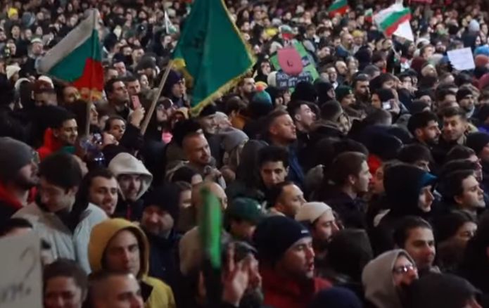 Proteste masive în Bulgaria, cu zeci de mii de oameni pe străzi/Președintele cere demisia guvernului – VIDEO - Ziarul National