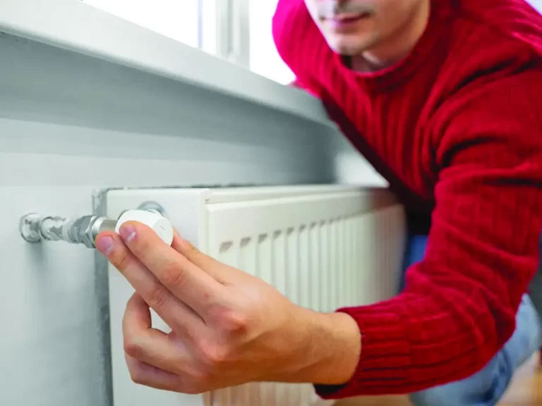 Cum face economii Guvernul Bolojan? Românii săraci trebuie să-și închidă caloriferele