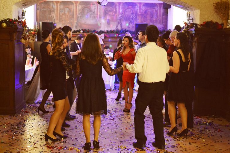 Cât costă masa pentru Revelion 2026 la restaurant. Românii nu s-au mai înghesuit să petreacă în localuri din cauza preţurilor ridicate