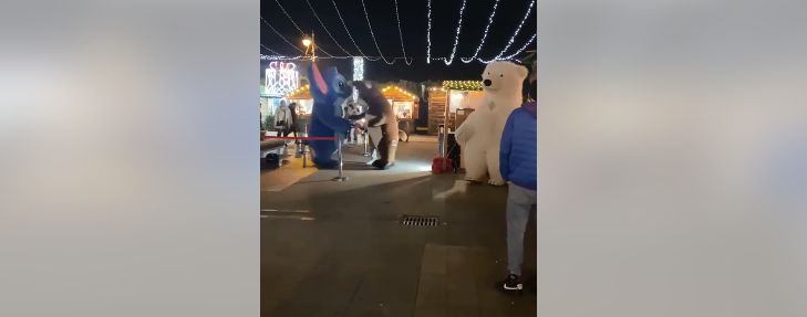 Indignare la Târgul de Crăciun din Constanța: Mascote surprinse făcând gesturi obscene. „Un spectacol grotesc. E rușinos” – VIDEO - Ziarul National
