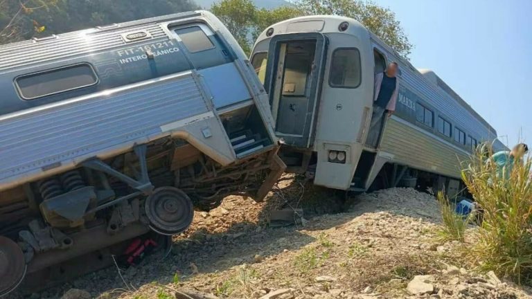 Tragedie feroviară în Mexic! 13 oameni au murit și alți 98 au fost răniți după ce un tren a deraiat