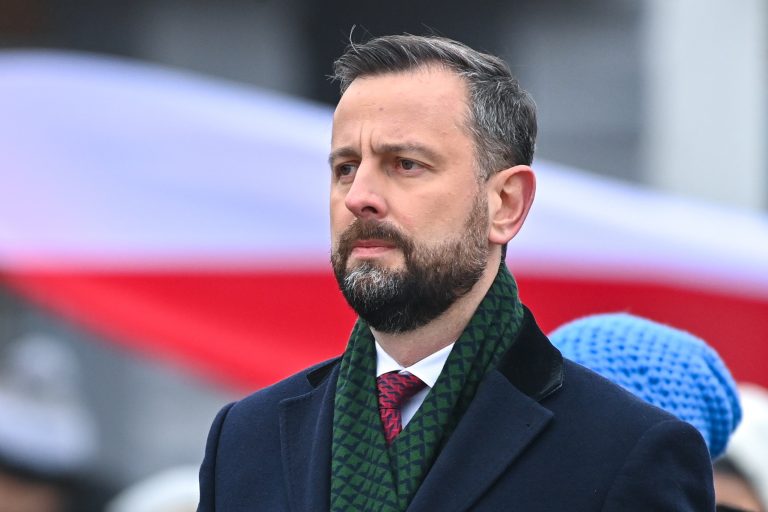 Europa vrea să se înarmeze până-n dinţi, de frica lui Putin. Ministrul polonez al Apărării: “Trebuie să creăm o bancă pentru bombe”