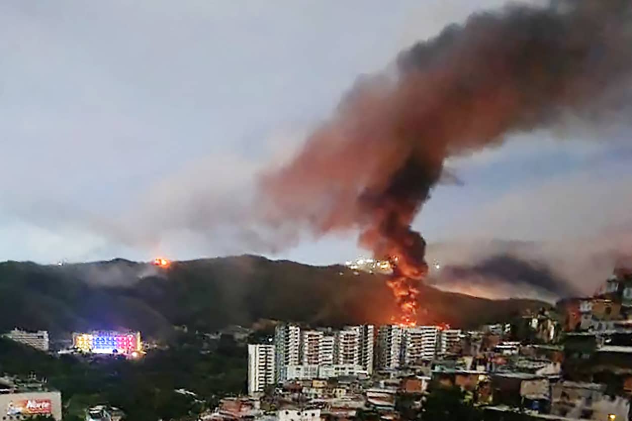BREAKING NEWS. Explozii puternice la Caracas- VIDEO/Update. Trump confirmă atacul SUA în Venezuela, susținând că Maduro „a fost capturat” şi scos din ţară - Ziarul National BREAKING NEWS. Explozii puternice la Caracas- VIDEO/Update. Trump confirmă atacul SUA în Venezuela, susținând că Maduro „a fost capturat” şi scos din ţară - Ziarul National