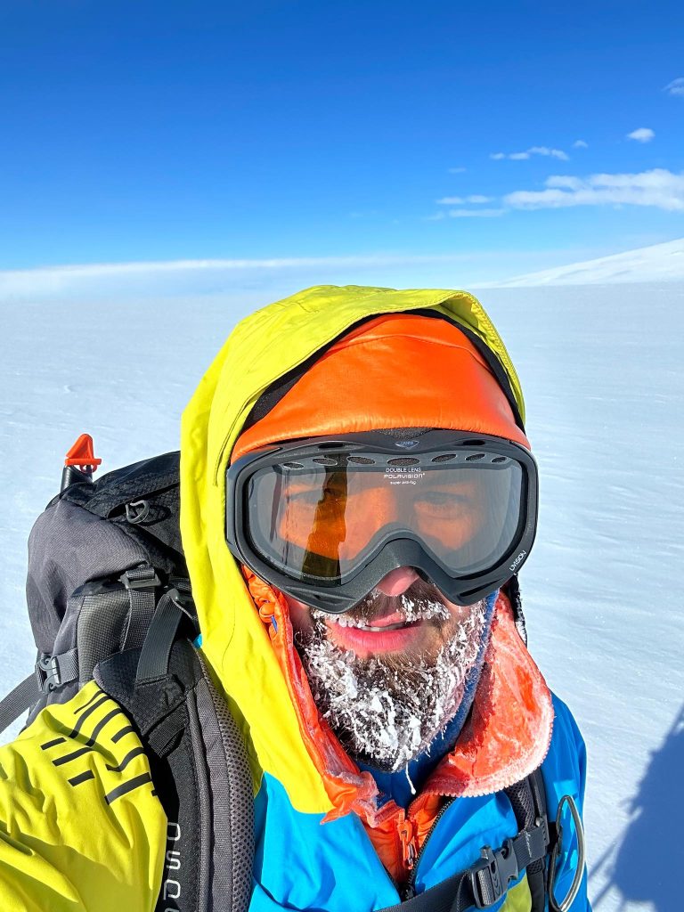 Un alpinist român a cucerit cel mai înalt vârf din Antarctica: „Sunt pe Vinson”