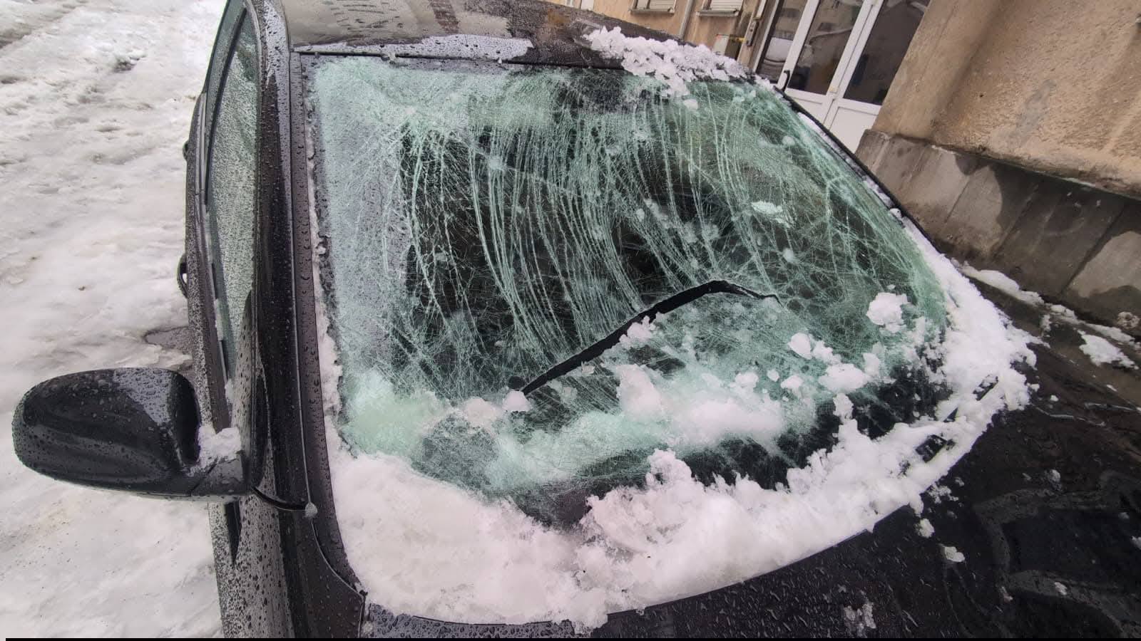 Mașini grav avariate în Alba Iulia, în urma căderilor de gheață și zăpadă de pe acoperișuri – FOTO/VIDEO - Ziarul National