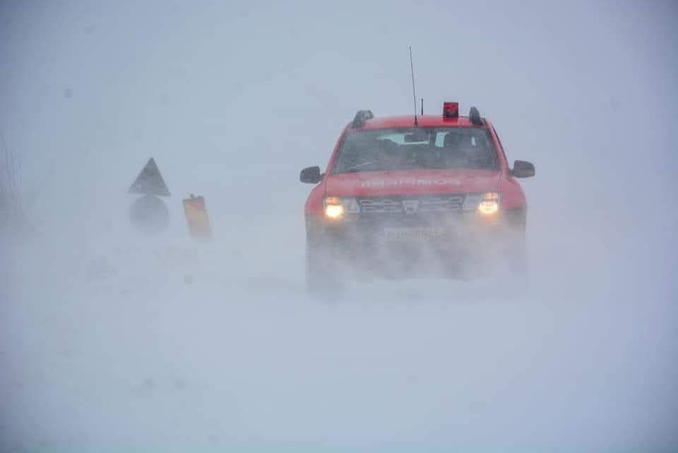 Iarnă grea în mai multe zone din țară. Ninsorile și viscolul au afectat peste 30 de localități. Mașini înzăpezite în județul Botoșani – au intervenit pompierii – VIDEO - Ziarul National