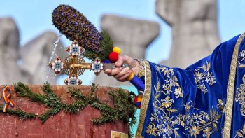 Tradiții românești de Bobotează și Sf. Ion. Fetele pun busuioc sub pernă / Bărbaţii se întrec să scoată crucea din apă - Ziarul National